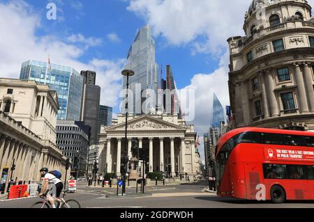 Die Royal Exchange auf Cornhill und die Bank of England auf der Threadneedle Street in der City of London, Großbritannien Stockfoto