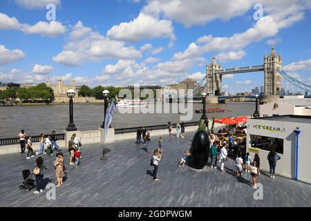 Die Sommerterrasse am Flussufer der Themse mit der berühmten Tower Bridge und dem Tower of London Beyond in London, Großbritannien Stockfoto