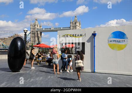 Die Sommer-Riverside Terrace am Ufer der Themse, mit der berühmten Tower Bridge Beyond, in London, Großbritannien Stockfoto