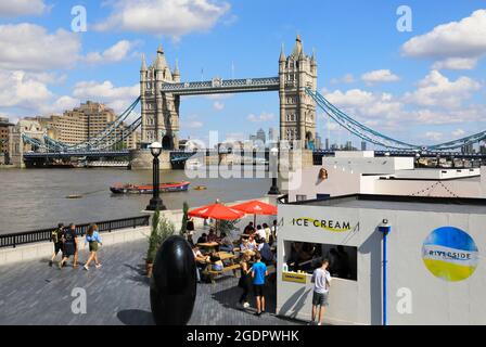 Die Sommer-Riverside Terrace am Ufer der Themse, mit der berühmten Tower Bridge Beyond, in London, Großbritannien Stockfoto