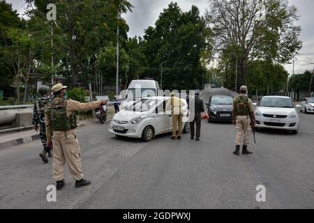 Srinagar, Indien. August 2021. Regierungstruppen halten Fahrzeuge vor dem indischen Unabhängigkeitstag in Srinagar an einem Sicherheitskontrollpunkt an. Da Indien am 15. August 2021 seinen 75. Unabhängigkeitstag feiert, wurde die Sicherheit in Kaschmir verschärft, da die Streitkräfte auf „technische Überwachung“, einschließlich des Einsatzes von Drohnen zur Überwachung der Situation, zurückgriff. (Foto von Saqib Majeed/SOPA Images/Sipa USA) Quelle: SIPA USA/Alamy Live News Stockfoto