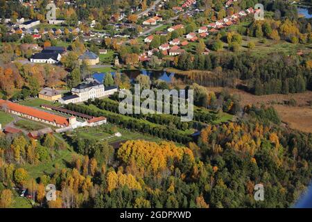 Luftaufnahme des schwedischen Dorfes Osterbybruk während der Herbstsaison. Stockfoto