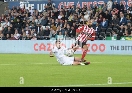 SWANSEA, GROSSBRITANNIEN. 14. AUGUST Ryan Manning von Swansea City und David McGoldrick von Sheffield United während des Sky Bet Championship-Spiels zwischen Swansea City und Sheffield United im Liberty Stadium, Swansea, am Samstag, den 14. August 2021. (Kredit: Jeff Thomas | MI Nachrichten) Kredit: MI Nachrichten & Sport /Alamy Live Nachrichten Stockfoto