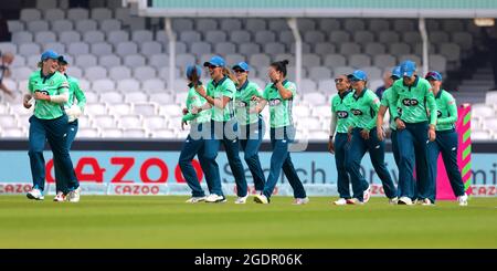 14. August 2021. London, Großbritannien. Die Oval Invincibles gehen auf das Feld, während sie den London Spirit beim Cricket-Wettbewerb der Hundert Frauen beim Kia Oval spielen. The Hundred ist ein brandneues Cricket-Format, das von der EZB eingeführt wurde. David Rowe/ Alamy Live News. Stockfoto