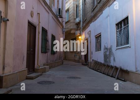 Häuser und enge Gassen der Altstadt von Baku. Abendzeit in der Altstadt von Icherisheher Stockfoto