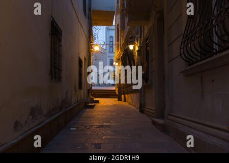 Häuser und enge Gassen der Altstadt von Baku. Abendzeit in der Altstadt von Icherisheher Stockfoto