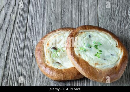 Hacksteaks mit Quark auf rustikalem Holztisch Stockfoto