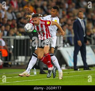 Liberty Stadium, Swansea, Großbritannien. August 2021. EFL Championship League Football, Swansea gegen Sheffield United: Jack Robinson von Sheffield United schützt den Ball vor Morgan Whittaker von Swansea City Kredit: Action Plus Sports/Alamy Live News Stockfoto