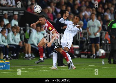 SWANSEA, GROSSBRITANNIEN. 14. AUGUST Jack Robinson von Sheffield United und Morgan Whittaker Swansea City während des Sky Bet Championship-Spiels zwischen Swansea City und Sheffield United im Liberty Stadium, Swansea am Samstag, 14. August 2021. (Kredit: Jeff Thomas | MI Nachrichten) Kredit: MI Nachrichten & Sport /Alamy Live Nachrichten Stockfoto