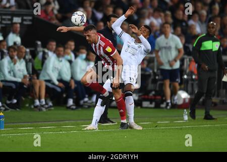 SWANSEA, GROSSBRITANNIEN. 14. AUGUST Jack Robinson von Sheffield United und Morgan Whittaker Swansea City während des Sky Bet Championship-Spiels zwischen Swansea City und Sheffield United im Liberty Stadium, Swansea am Samstag, 14. August 2021. (Kredit: Jeff Thomas | MI Nachrichten) Kredit: MI Nachrichten & Sport /Alamy Live Nachrichten Stockfoto