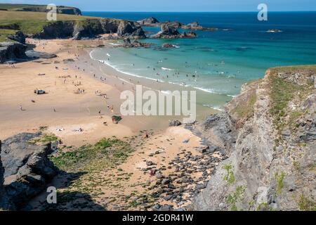 Blick von den Klippen am Strand an der Porthcothan Bay in Cornwall am schönen Sommertag Stockfoto