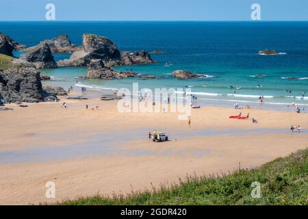 Blick auf den Strand von den Klippen über Cornwalls Porthcothan Bay an einem wunderschönen Sommertag Stockfoto