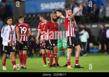 Swansea, Großbritannien. August 2021. Das Team von Sheffield United applaudiert am 8/14/2021 den Fans in Swansea, Großbritannien. (Foto von Mike Jones/News Images/Sipa USA) Quelle: SIPA USA/Alamy Live News Stockfoto