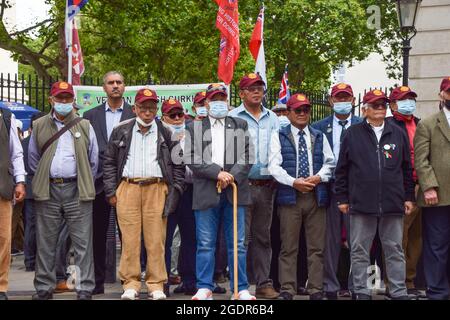 London, Großbritannien. August 2021. Gurkha-Veteranen, die während des Protestes vor der Downing Street gesehen wurden. Gurkhas inszenieren seit mehreren Wochen Hungerstreiks und Proteste gegen "Diskriminierung, Ausbeutung und historische Ungerechtigkeit" sowie ungleiche Renten, die Gurkha-Soldaten im Vergleich zu ihren britischen Pendants erhalten. Kredit: SOPA Images Limited/Alamy Live Nachrichten Stockfoto