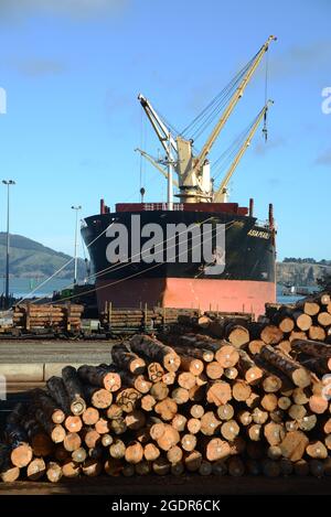 Lyttleton, Neuseeland, 24. Juli 2021: Die Bulk Carrier Asia Pearl I, die 2010 gebaut wurde und derzeit unter der Flagge Singapurs fährt, lädt Pinus ra Stockfoto