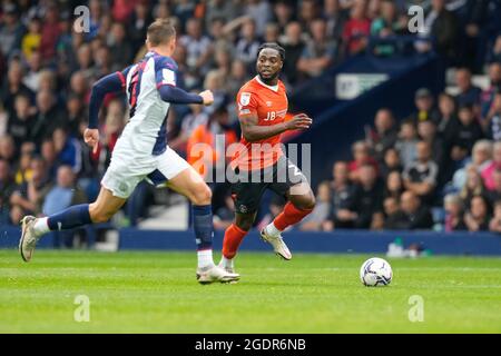 West Bromwich, Großbritannien. Juni 2021. Fred Onyedinma (24) von Luton Town (rechts) während des Sky Bet Championship-Spiels zwischen West Bromwich Albion und Luton Town am 14. August 2021 in den Hawthorns, West Bromwich, England. Foto von David Horn. Quelle: Prime Media Images/Alamy Live News Stockfoto