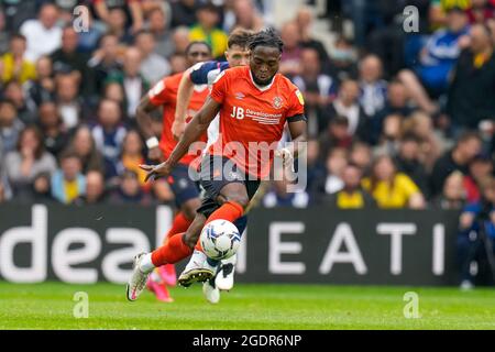 West Bromwich, Großbritannien. Juni 2021. Fred Onyedinma (24) von Luton Town während des Sky Bet Championship-Spiels zwischen West Bromwich Albion und Luton Town am 14. August 2021 in den Hawthorns, West Bromwich, England. Foto von David Horn. Quelle: Prime Media Images/Alamy Live News Stockfoto