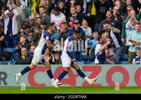 West Bromwich, Großbritannien. Juni 2021. Karlan Grant (18) von West Bromwich Albion (rechts) feiert, nachdem er beim Sky Bet Championship-Spiel zwischen West Bromwich Albion und Luton Town am 14. August 2021 in den Hawthorns, West Bromwich, England, Punkten konnte. Foto von David Horn. Quelle: Prime Media Images/Alamy Live News Stockfoto