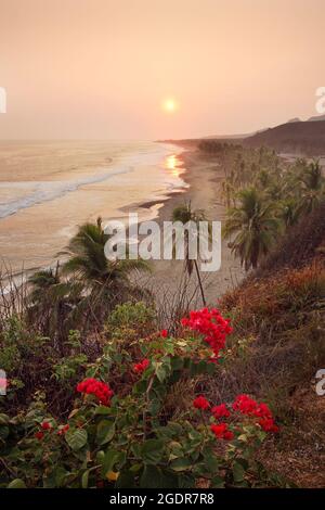 Sonnenuntergang über dem Pazifik am Caleta Beach, Michoacan, Mexiko. Stockfoto