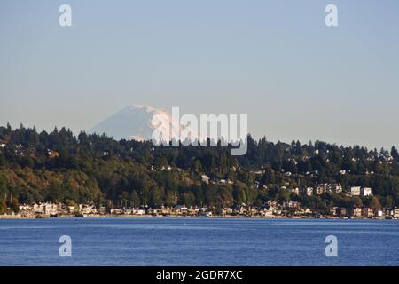 Mount Rainer gucken über West Seattle Stockfoto