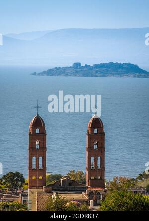 Zwillingstürme der Kirche in Mezcala de la Asuncion am Nordufer des Chapala-Sees, Jalisco, Mexiko. Stockfoto