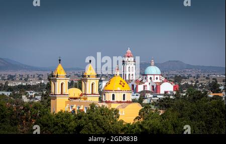 Die Kuppel der Kirche bildet die Skyline von Ciudad Cerdan in Puebla, Mexiko. Stockfoto