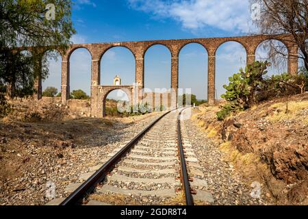 Pater Tembleque Aquädukt und Bahngleise in der Landschaft von Hidalgo, Mexiko. Stockfoto