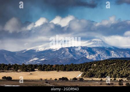 Ein Winterschneesturm rollt über die Buffalo Peaks in den zentralen Rockies von Colorado aus gesehen von den Ausläufern der Sangre de Christo Range Stockfoto