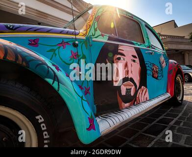 Einzigartiger VW-Bug, der Marco Antonio Solis, alias El Buki, bei der Eröffnung seines Luxushotels in Morelia, Michoacan, Mexiko, geschenkt wurde. Stockfoto