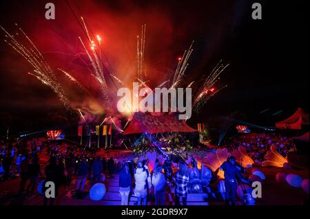 Gelsenkirchen, Deutschland. August 2021. Backstage bei der großen Schlager Strandparty zum 40. Geburtstag von Florian Silbereisen wird ein Feuerwerk aufgesetzt. Vor 30 Jahren, am 10. August 1991, begann seine TV-Karriere mit seinem ersten TV-Auftritt. Am 4. August wurde Florian Silbereisen 40 Jahre alt. Sein Jubiläum und seinen Geburtstag feiert er mit einer ganz besonderen TV-Show: 'Die große Schlagerstrandparty zum Geburtstag'. Quelle: Guido Kirchner/dpa POOL/dpa/Alamy Live News Stockfoto