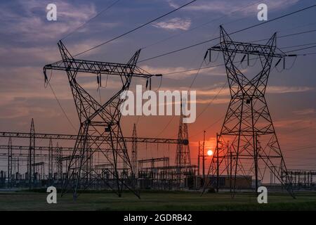Sendetürme und Stromleitungen bei Sonnenuntergang in der Nähe von Dauphin, Manitoba, Kanada. Stockfoto