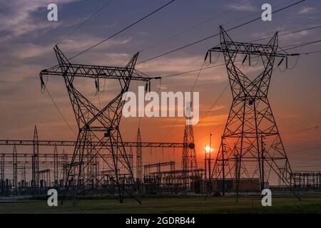 Sendetürme und Stromleitungen bei Sonnenuntergang in der Nähe von Dauphin, Manitoba, Kanada. Stockfoto