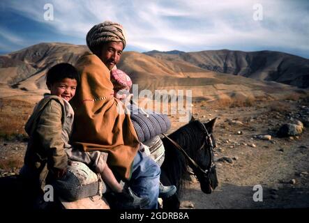 Um die 1980er Jahre, Afghanistan: Das zerklüftete, unwirtliche Gelände Afghanistans. Aufständische Gruppen in Afghanistan (gemeinsam als Mudschaheddin bekannt) führten in den 1980er Jahren einen neunjährigen Guerillakrieg gegen die Sowjetarmee und die Regierung der Demokratischen Republik Afghanistan, vor allem auf dem afghanischen Land. In einem Stellvertreterkrieg aus der Zeit des Kalten Krieges wurden die Mudschaheddin von den Vereinigten Staaten, Pakistan, dem Iran, Saudi-Arabien, China, Und dem Vereinigten Königreich. (Bild: © Mark Richards/ZUMA Press Wire Service) Stockfoto