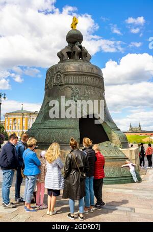 Moskau - 2. Juni 2021: Touristen betrachten Zar Bell im Moskauer Kreml, Russland. Riesige Zar Bell ist die größte in der Welt und berühmtes Wahrzeichen der Stadt Moskau. Pe Stockfoto