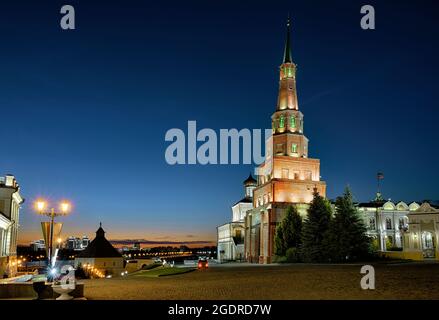 Kasan Kreml in der Nacht, Tatarstan, Russland. Der alte schiefe Suyumbike-Turm ist die Touristenattraktion von Kazan. Blick auf das beleuchtete Wahrzeichen am dunklen Himmel Stockfoto