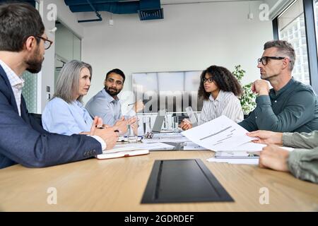 Das Team verschiedener Führungskräfte diskutiert das Projekt bei einer Besprechung im Vorstandszimmer. Stockfoto