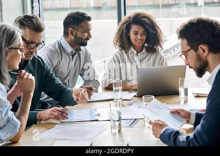 Internationale Geschäftspartner arbeiten bei der Sitzung des Sitzungssitzes zusammen. Stockfoto
