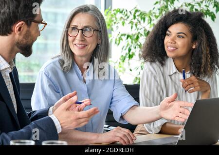 Internationale Geschäftsleute diskutieren auf der Sitzung des Sitzungssitzes über den Finanzplan. Stockfoto