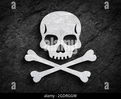 Menschliches Schädel-Symbol mit Kreuzknochen-Gift und fröhlichem roger-Symbol auf dunklem Steinwand-Hintergrund Stockfoto