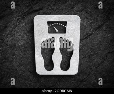 Weißes Waage-Symbol und Körperwägesymbol auf dunklem Steinwand-Hintergrund Stockfoto
