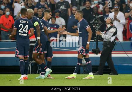 Kylian Mbappe von der PSG feiert sein Tor mit Achraf Hakimi (links) während des Fußballspiels der französischen Meisterschaft Ligue 1 zwischen Paris Saint-Germain und RC Strasbourg am 14. August 2021 im Stadion Parc des Princes in Paris, Frankreich - Foto Jean Catuffe / DPPI Stockfoto