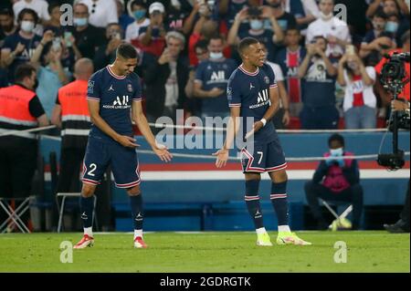 Kylian Mbappe von der PSG feiert sein Tor mit Achraf Hakimi (links) während des Fußballspiels der französischen Meisterschaft Ligue 1 zwischen Paris Saint-Germain und RC Strasbourg am 14. August 2021 im Stadion Parc des Princes in Paris, Frankreich - Foto Jean Catuffe / DPPI Stockfoto