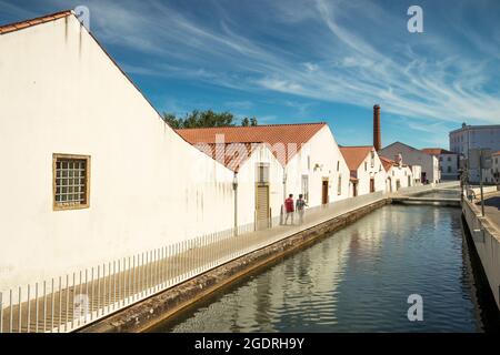 Tomar, Portugal - 3. Juni 2021: Blick auf die Levada de Tomar und die Gebäude des Levada Kulturkomplexes in Tomar, Portugal. Stockfoto