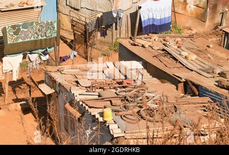 Soweto South Africa, August 15 2007; Shanty Stadt lebt und Häuser von einigen der Wörter ärmsten Menschen kämpfen um zu existieren. Stockfoto