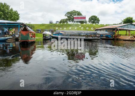 PADRE COCHA, PERU - 19. JUNI 2015: Blick auf den Flusshafen im Dorf Padre Cocha bei Iquitos, Peru Stockfoto