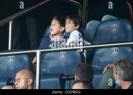 Paris, Frankreich. August 2021. Söhne von Lionel Messi Mateo und Tiago auf den Tribünen während des Ligue 1 Uber Eats-Spiels zwischen Paris Saint Germain und Straßburg am 14. August 2021 im Parc des Princes in Paris, Frankreich. Foto von David Niviere/ABACAPRESS.COM Quelle: Abaca Press/Alamy Live News Stockfoto