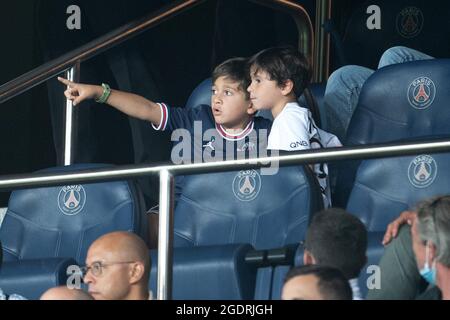 Paris, Frankreich. August 2021. Söhne von Lionel Messi Mateo und Tiago auf den Tribünen während des Ligue 1 Uber Eats-Spiels zwischen Paris Saint Germain und Straßburg am 14. August 2021 im Parc des Princes in Paris, Frankreich. Foto von David Niviere/ABACAPRESS.COM Quelle: Abaca Press/Alamy Live News Stockfoto