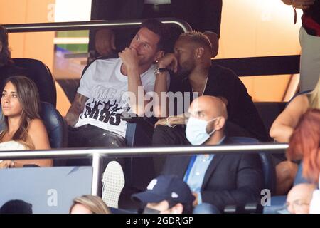 Paris, Frankreich. August 2021. Lionel Messi von Paris-Saint Germain mit Neymar Jr auf den Tribünen während des Ligue 1 Uber Eats-Matches zwischen Paris Saint Germain und Straßburg am 14. August 2021 im Parc des Princes in Paris, Frankreich. Foto von David Niviere/ABACAPRESS.COM Quelle: Abaca Press/Alamy Live News Stockfoto