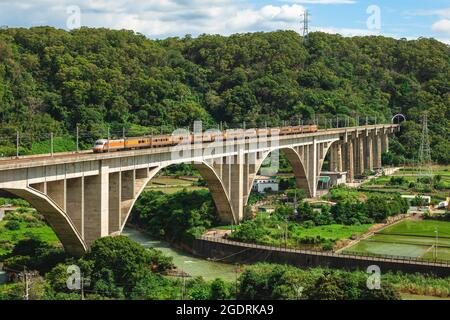 Ein Zug überquert die Liyutan-Bogenbrücke in miaoli, taiwan Stockfoto