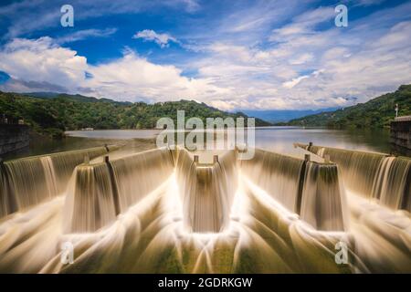 Das Wasser fließt über den Staudamm am Liyutan Reservoir in miaoli, taiwan Stockfoto